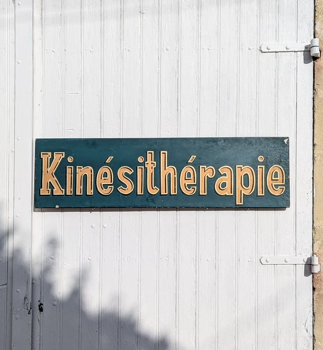 Enseigne Kinésithérapie .