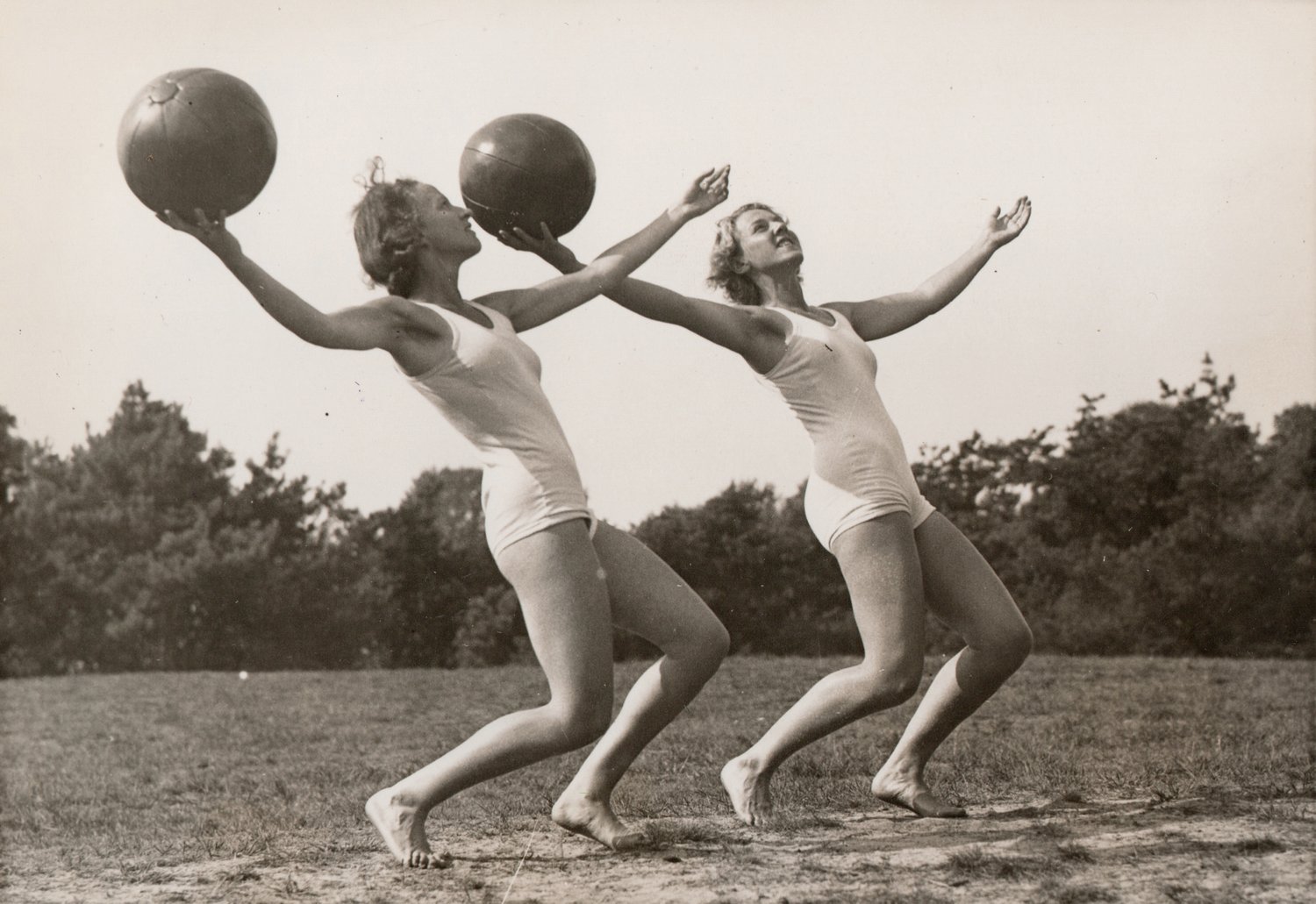 Image of Unknown: Ballspiel in der Frühlingssonne, Germany ca. 1939