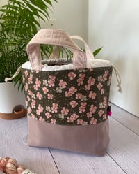 Image 4 of Commande réservée pour Louisiane : Sac à projets taille M: Fleurs de cerisier, anses roses