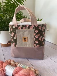 Image 3 of Commande réservée pour Louisiane : Sac à projets taille M: Fleurs de cerisier, anses roses