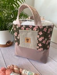 Image 5 of Commande réservée pour Louisiane : Sac à projets taille M: Fleurs de cerisier, anses roses