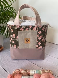 Image 1 of Commande réservée pour Louisiane : Sac à projets taille M: Fleurs de cerisier, anses roses