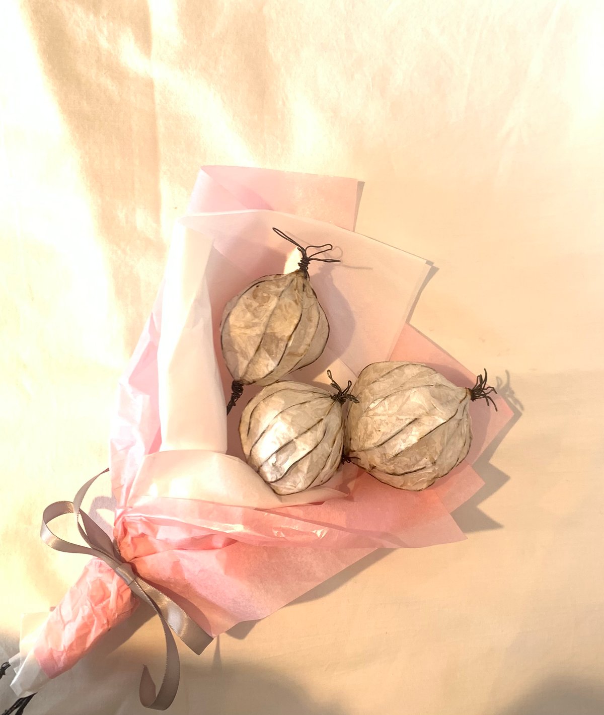 Wire seed head with paper detail