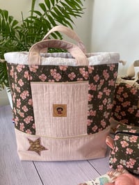 Image 1 of  Sac à projet taille L , Fleurs de cerisier, avec poche avant