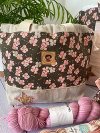 Image 4 of Sac à projet taille M : Fleurs de cerisier, anses écru pailletées