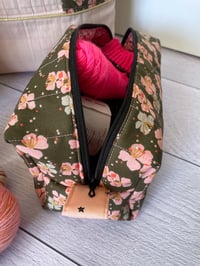Image 2 of  Trousse pour petits projets tricot ou Accessoires: Fleurs de cerisier