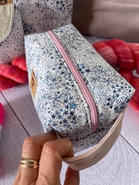 Image 5 of Trousse pour petits projets tricot ou accessoires: Liberty Adeladja bleu