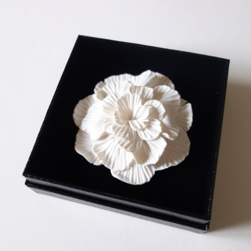 Image of Broche fleur blanche 3 (Camelia)