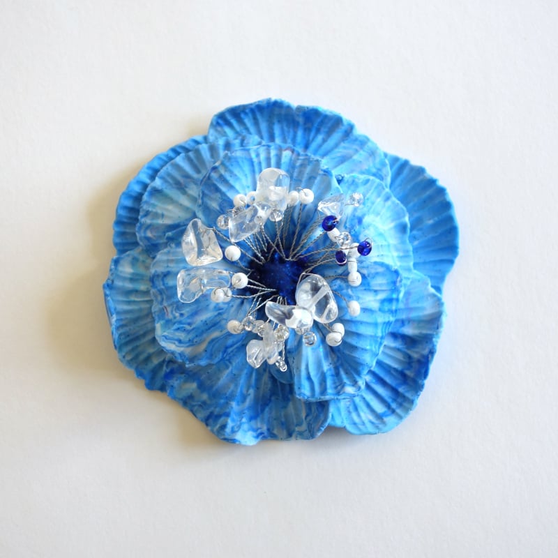 Image of Petite broche fleur bleu ciel