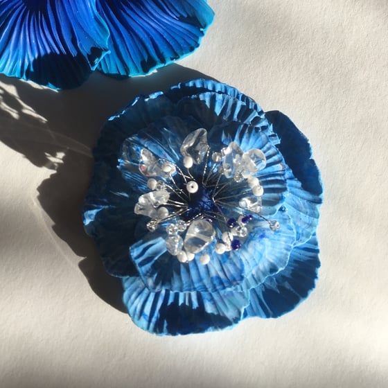 Image of Petite broche fleur bleu ciel