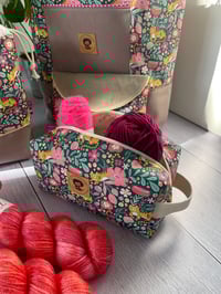 Image 2 of Trousse pour petits projets tricots ou accessoires: Tigre au jardin