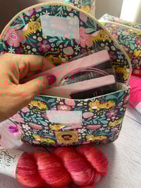 Image 3 of Pochette plate pour accessoires: Tigre au jardin