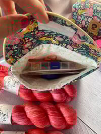 Image 2 of Pochette plate pour accessoires: Tigre au jardin