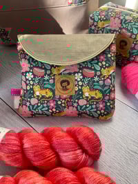 Image 1 of Pochette plate pour accessoires: Tigre au jardin