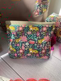 Image 5 of Pochette plate pour accessoires: Tigre au jardin