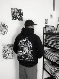 Image 2 of PRAY HOODIE SCHWARZ