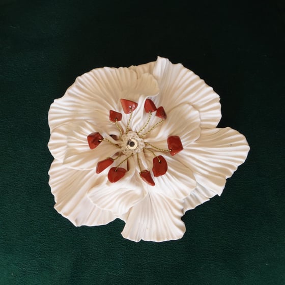 Image of Broche fleur blanche 5 (étamines rouge de Mars)