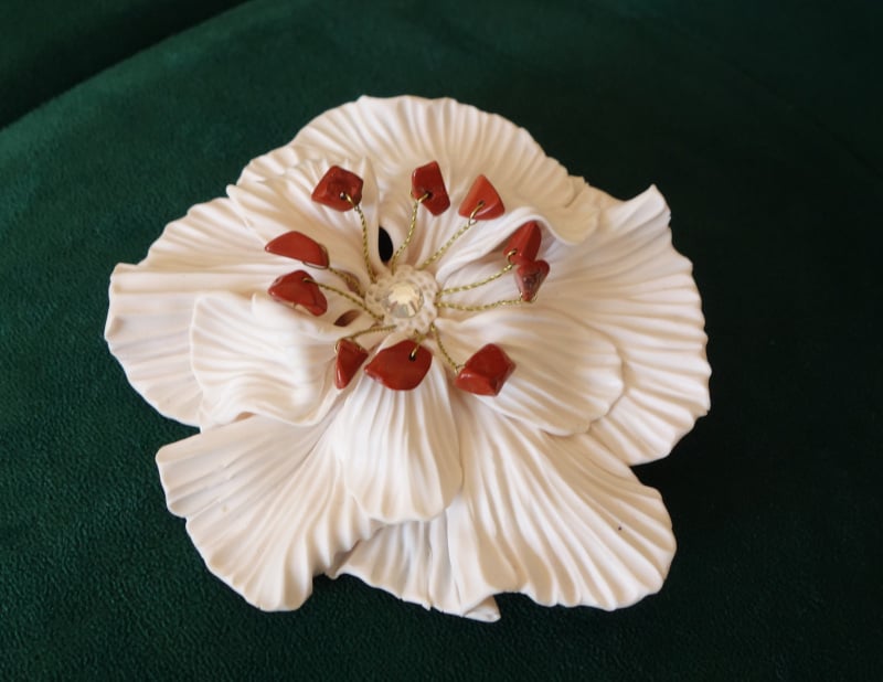 Image of Broche fleur blanche 5 (étamines rouge de Mars)