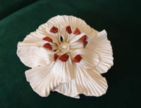 Image 2 of Broche fleur blanche 5 (étamines rouge de Mars)