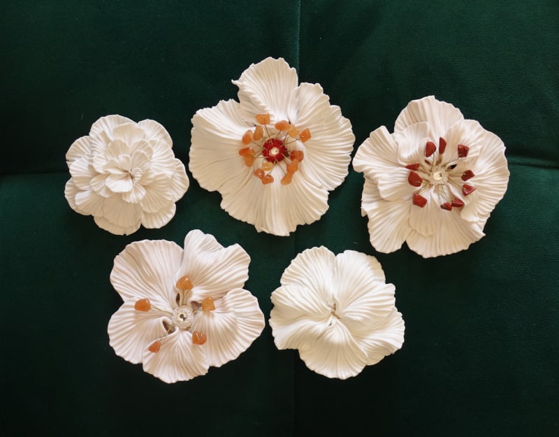 Image of Broche fleur blanche 4 (étamines ambrées)
