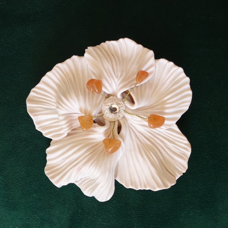 Image of Broche fleur blanche 4 (étamines ambrées)