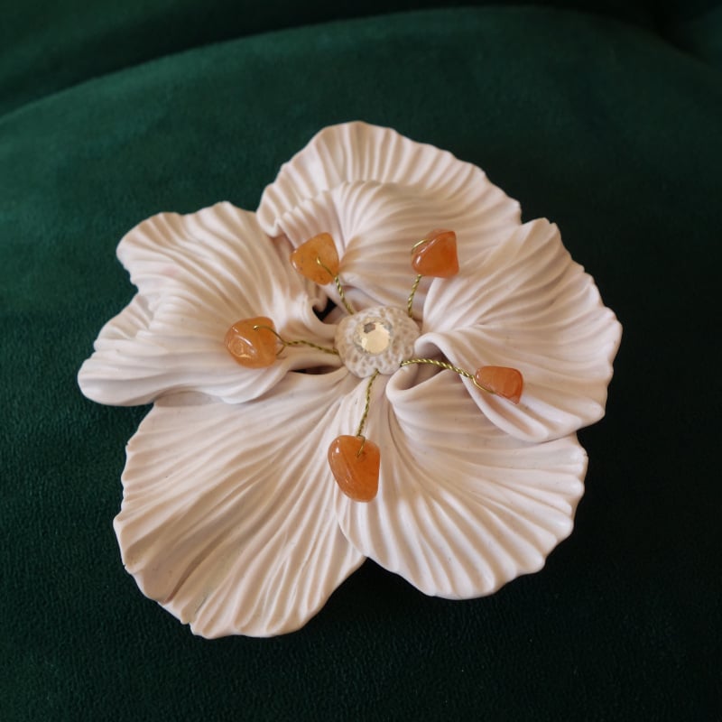 Image of Broche fleur blanche 4 (étamines ambrées)