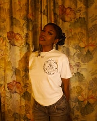 Image 1 of AMOUR ET PATIENCE TEE / FLEUR NOIRE