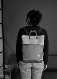 Image 3 of Mochila book Holder Iconic Turquesa y naranja