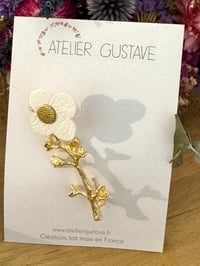 Image 3 of Broche Yumi