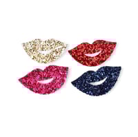 Image 1 of Broche Kiss - paillettes glitter 