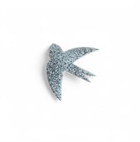 Image 1 of Pin’s hirondelle paillettes 