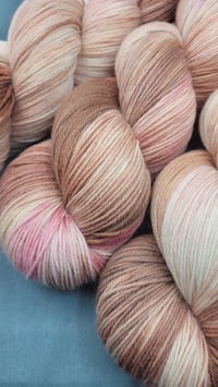 Image 2 of Rose chocolat  - Tabi 