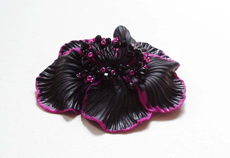 Image of Petite broche fleur noir et fuchsia