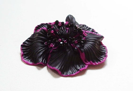 Image of Petite broche fleur noir et fuchsia