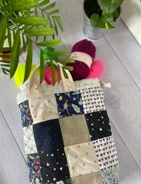 Image 2 of  COMMANDE RESERVEE POUR LITOU sac à projets Taille M: Funny Patchwork 