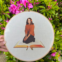 Image 1 of  Bastidor literario de Annie Ernaux | Arte textil collage de autora francesa 