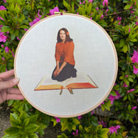 Image 3 of  Bastidor literario de Annie Ernaux | Arte textil collage de autora francesa 