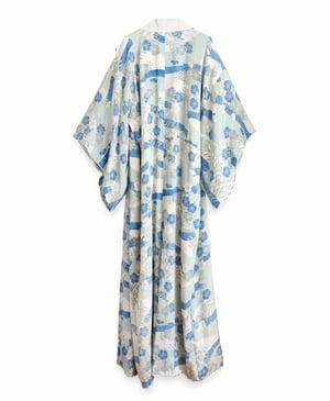Image of Kimono dame af lyseblå silke med astasblomster