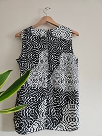 Image 5 of Pre loved Topshop black and white sleeveless geometric print tunic