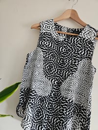 Image 3 of Pre loved Topshop black and white sleeveless geometric print tunic