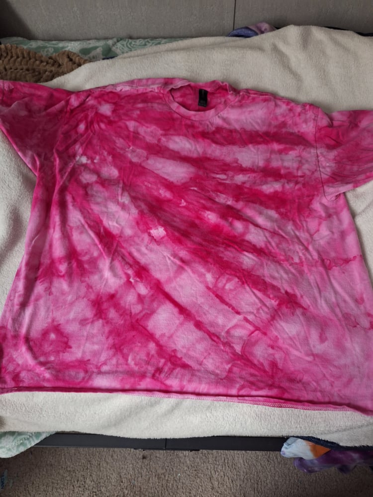 Image of 2xl light and dark pink side starburst pattern