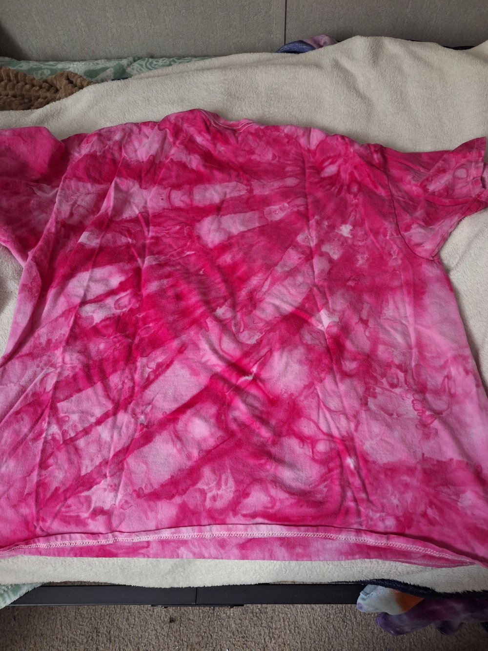 Image of 2xl light and dark pink side starburst pattern