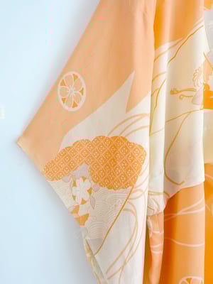 Image of Silke kimono dame fersken m. blomster og bånd