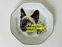 Image 1 of Assiette chat J'HABITE CHEZ MON CHAT