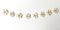 Image 5 of PRÉ COMMANDE Guirlande Fleurs en laine feutrée Blanc & Jaune Soleil 