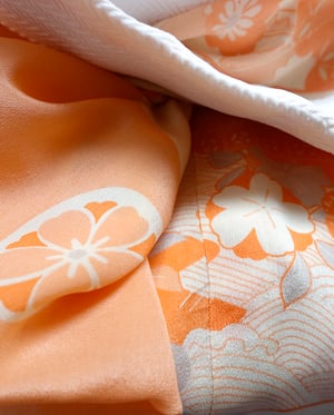 Image of Silke kimono dame fersken m. blomster og bånd