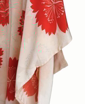 Image of Rosa silke kimono dame med røde nellikeblomster