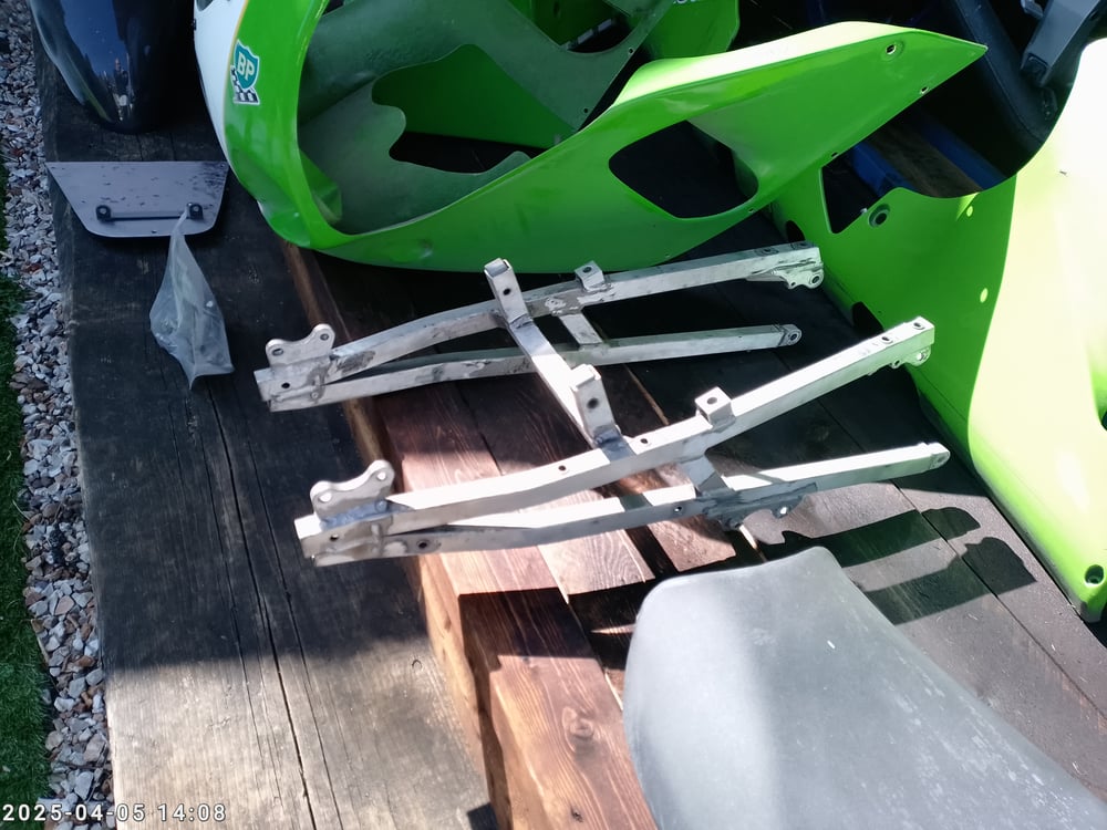 Kawasaki zx7r p1. 