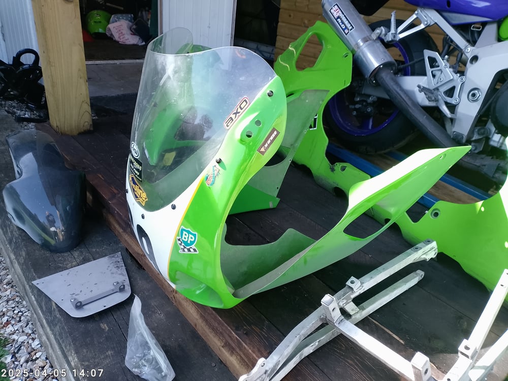 Kawasaki zx7r p1. 