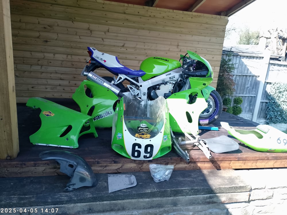 Kawasaki zx7r p1. 